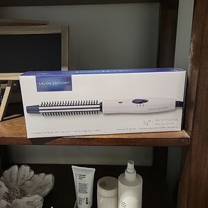 Salon Edition curling brush. Brand new